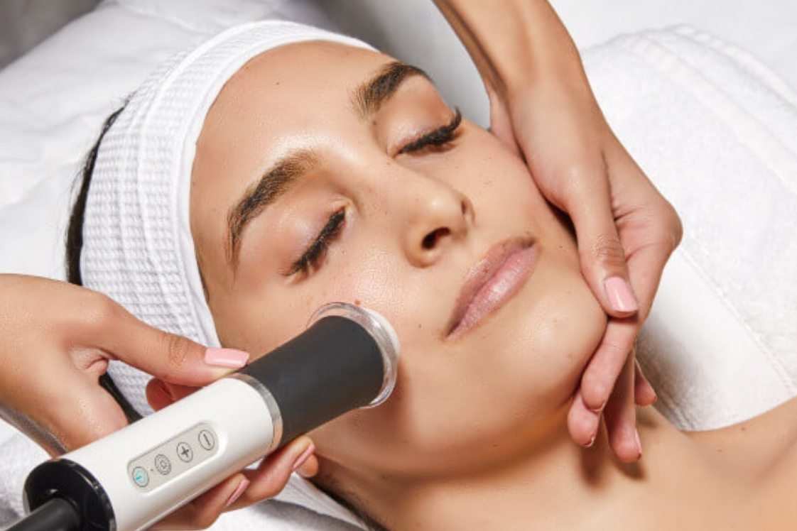 Oxygeneo Facial treatment performed with a facial device